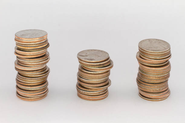 три стопки четвертей - stack quarter coin us coin стоковые фото и изображения