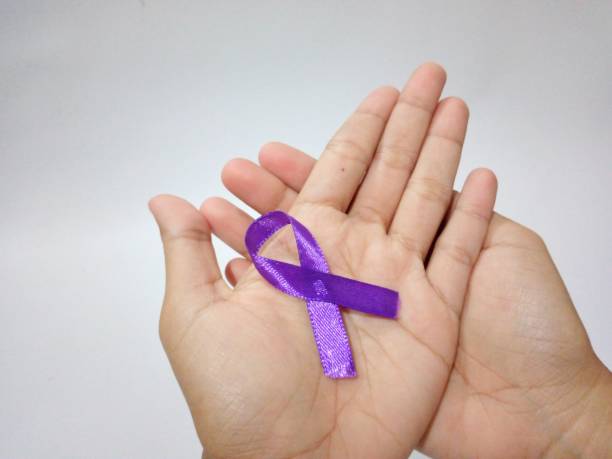 世界がんデー、白い背景に紫色のリボンを持つ手とテキスト用のコピー用スペース。ヘルスケアと医療のコンセプト。 - cancer victim ストックフォトと画像