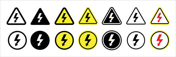 고전압 아이콘 세트입니다. 삼각형과 원 모양의 고전압 기호. 감전 위험 라벨. 벡터 스톡 그림입니다. - high voltage sign stock illustrations