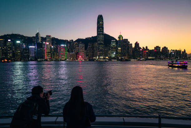 vida de rua em hong kong - hong shopping night skyline - fotografias e filmes do acervo