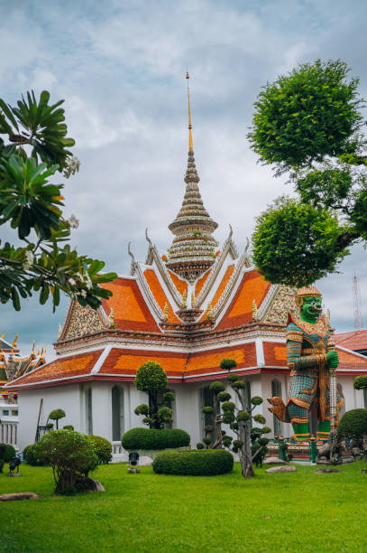 o grande palácio em banguecoque - bangkok thailand demon majestic - fotografias e filmes do acervo