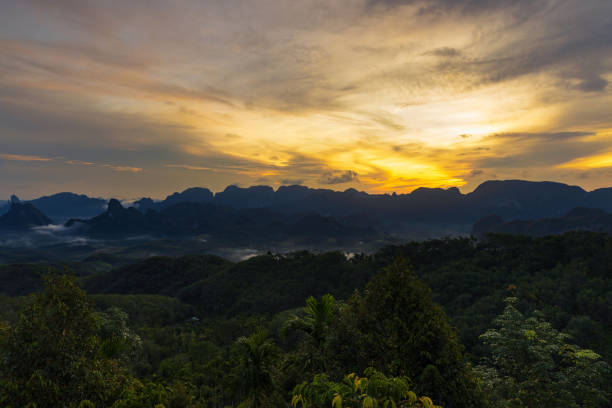 ponto de vista na manhã de doi ta pang, distrito de sawi, sul da tailândia - chumphon - fotografias e filmes do acervo