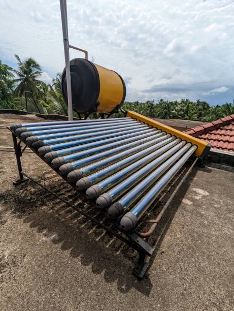 un calentador de agua solar ecológico - solar power station sun water collection fotografías e imágenes de stock