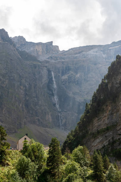 南フランスのガヴァルニー滝 - gavarnie falls ストックフォトと画像