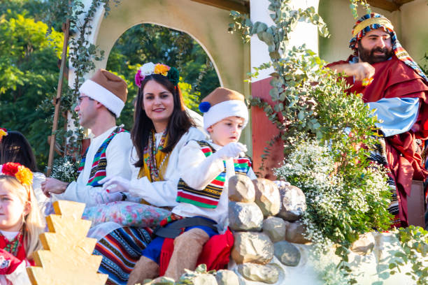 große menschenmengen bei der parade der heiligen drei könige in sevilla am 6. januar nach weihnachten - glorification stock-fotos und bilder