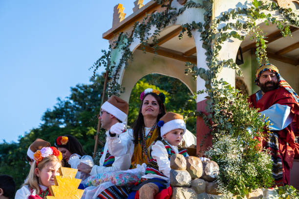 grande foule au défilé des rois mages à séville le 6 janvier après noël - glorification photos et images de collection