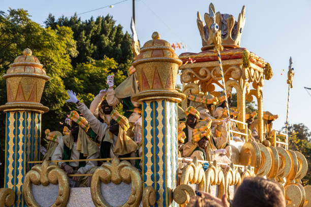 große menschenmengen bei der parade der heiligen drei könige in sevilla am 6. januar nach weihnachten - glorification stock-fotos und bilder