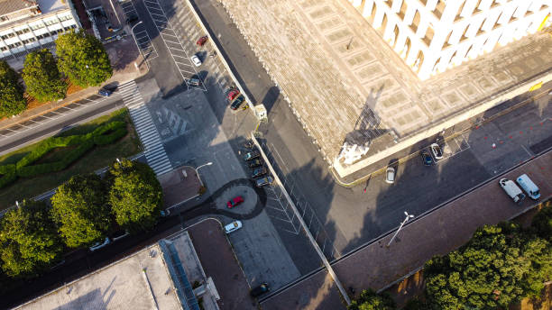 vue aérienne du palazzo della civilta italiana par une journée ensoleillée à rome, italie - civilta photos et images de collection