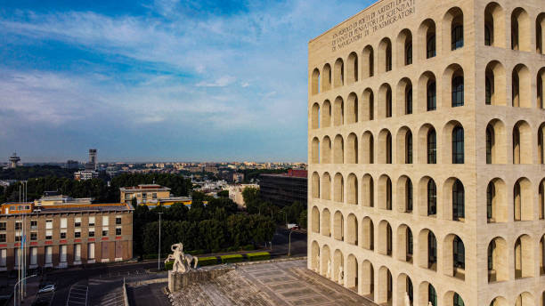 paisagem do palazzo della civilta italiana em um dia ensolarado em roma, italy - civilta - fotografias e filmes do acervo