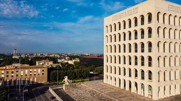 paisaje del palazzo della civilta italiana en un día soleado en roma, italia - civilta fotografías e imágenes de stock