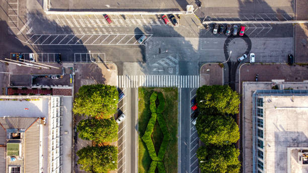 toma aérea del palazzo della civilta italiana en un día soleado en roma, italia - civilta fotografías e imágenes de stock