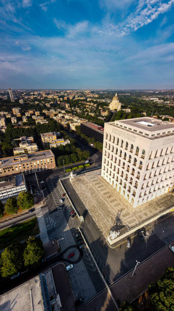 foto vertical do palazzo della civilta italiana em um dia ensolarado em roma, itália - civilta - fotografias e filmes do acervo