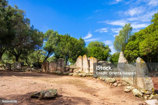 スモンテアベの巨人の墓ガッルーラのヌラージュ遺跡サルデーニャ イタリアのストックフォトや画像を多数ご用意 イタリア, イタリア文化