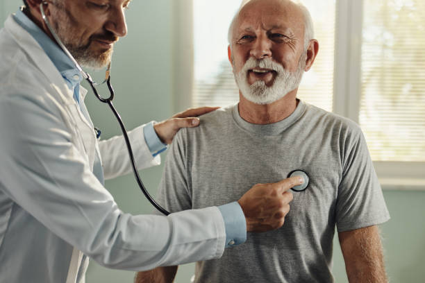 ¡déjame escuchar los latidos de tu corazón! - cardiologist fotografías e imágenes de stock