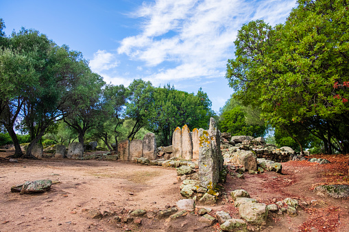 スモンテアベの巨人の墓ガッルーラのヌラージュ遺跡サルデーニャ イタリアのストックフォトや画像を多数ご用意 イタリア, イタリア文化