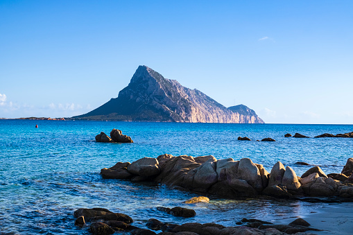 タヴォラーラ島を背景にガッルーラのポルトタベルナのビーチ サルデーニャ イタリアのストックフォトや画像を多数ご用意 イタリア, オル