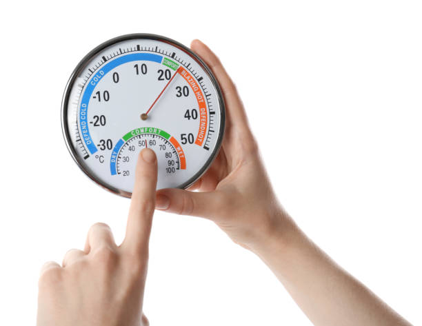 흰색 배경에 다이얼 습도계를 들고 있는 여자, 근접 촬영 - thermometer hygrometer work tool accuracy 뉴스 사진 이미지