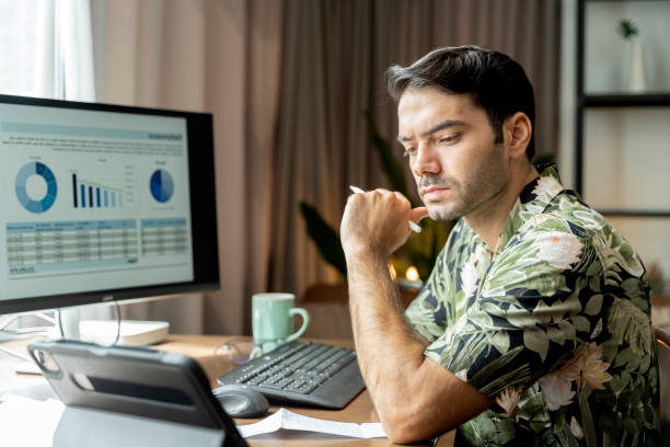 working at home,white caucasian male adult wear casual cloth working with desktop check and analysing business data chart on dinining table at home ,home isolate quarantine ideas,work remote concept trabajar en casa, hombre blanco caucásico adulto usar tela casual trabajando con el escritorio verificar y analizar el gráfico de datos comerciales en la mesa de comedor en casa, ideas de cuarentena aisladas en el hogar, concepto de trabajo remoto