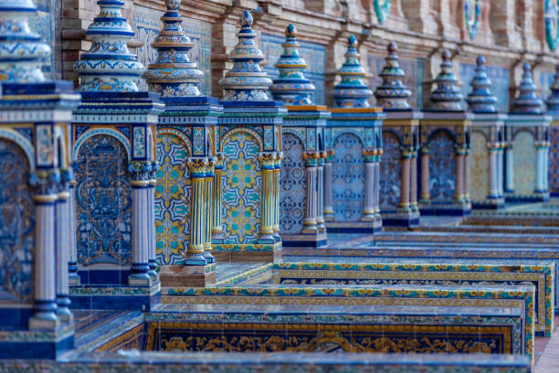 i bellissimi ornamenti decorati in plaza de españa durante un'alba colorata nel centro di siviglia - madrid spain plaza de la cibeles night foto e immagini stock