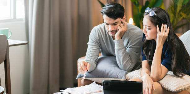 business debt problem home finance failure,husband and wife discussing paper bill payment receipt together with stress and confused feeling with many problem and debt home interior background problema de la deuda del negocio fracaso de la financiación del hogar, marido y mujer discutiendo el recibo de pago de facturas en papel junto con el estrés y la sensación de confusión con muchos problemas y deudas fondo interior del hogar