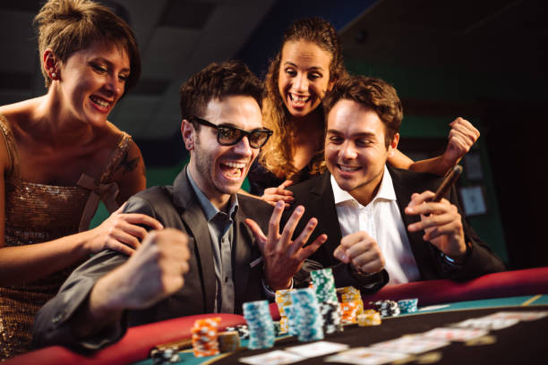 Bonheur amis gagnants au casino en jouant au poker - Photo