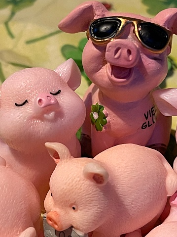 Drei Glücksschweinfiguren am Neujahrsabend, Glücksbringer, Nahaufnahme