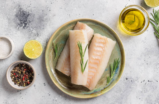 prato cerâmico com bacalhau fresco, alecrim, lima, sal - filete de lombo - fotografias e filmes do acervo