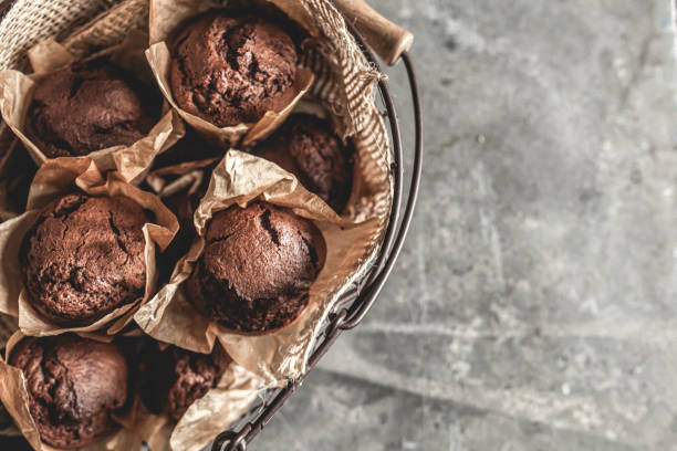 muffin al cioccolato  - vegan food cake muffin chocolate foto e immagini stock
