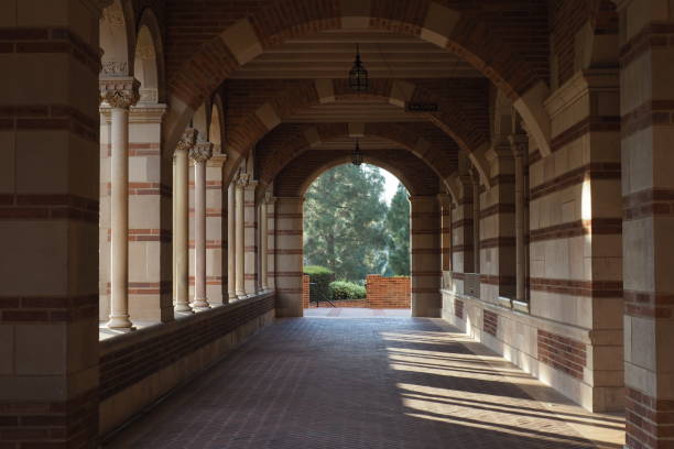 corridor de l’ucla - campus photos et images de collection