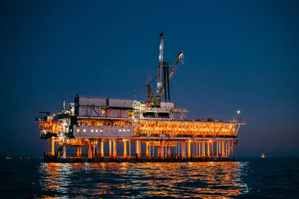 plataforma de petróleo offshore em sunset off huntington beach, califórnia - oil rig sea oil well oil drill - fotografias e filmes do acervo