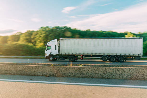 punto di vista del conducente di un camion in stile cabover che guida sull'autostrada a13 nel nord della francia vicino a caen in estate in una giornata di sole - cabover foto e immagini stock