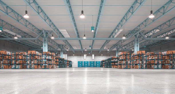 interni industriali, magazzino con merci e scaffali. - foto stock