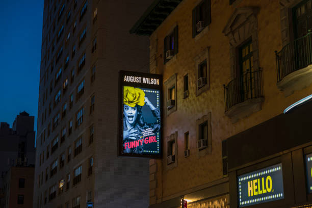 8月のウィルソン劇場の面白い女の子のポスターとledスクリーンの接写。ブロードウェイはコンセプトを示しています。 - alexander wilson ストックフォトと画像