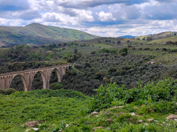 bridge in the mountains - western usa mountain peak landscape farm imagens e fotografias de stock