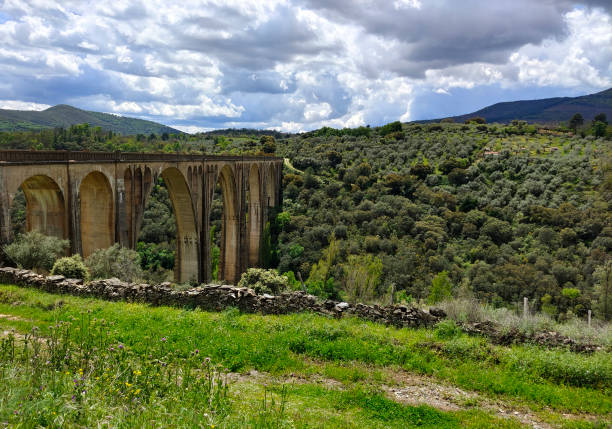 bridge in the mountains - western usa mountain peak landscape farm imagens e fotografias de stock