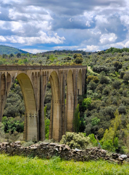 bridge in the mountains - western usa mountain peak landscape farm imagens e fotografias de stock