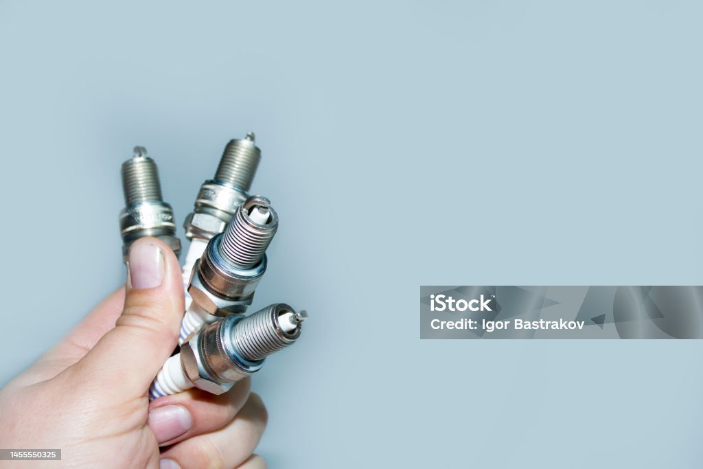 Bougie d’allumage neuve en main avant utilisation. - Photo de Mécanicien libre de droits Bougie d’allumage neuve en main avant utilisation. - Photo de Mécanicien libre de droits