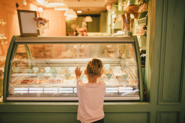 linda chica parada cerca de la heladería, eligiendo helado. - gelato cream ice cream ice fotografías e imágenes de stock