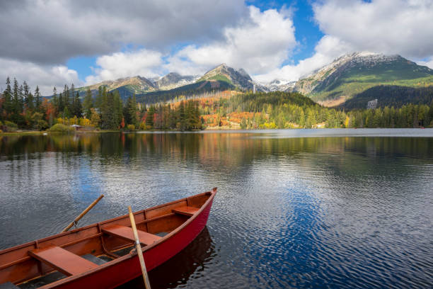 秋にスロバキアのstrbske pleso美しい山の湖。 - pleso ストックフォトと画像
