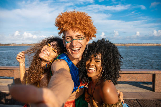 people capturing moments at brazilian carnival - rio carnival imagens e fotografias de stock