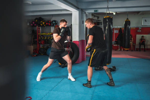 caucasian male boxer working hard - fighting stance imagens e fotografias de stock