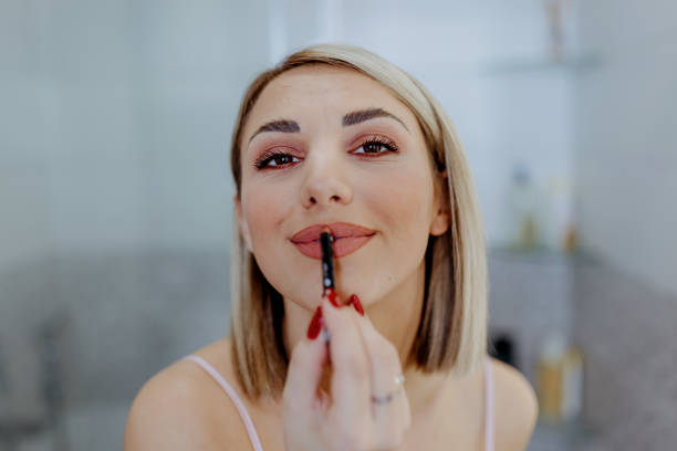 labios de forro de mujer - lip liner fotografías e imágenes de stock