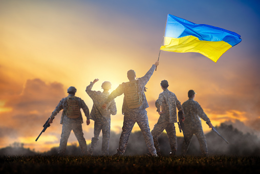Guerra en Ucrania. Soldado con bandera ucraniana. photo