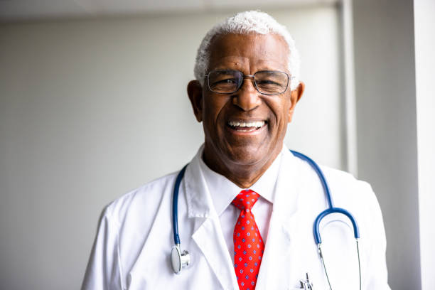 portrait of a senior black doctor looking at the camera - old human face men ceo imagens e fotografias de stock