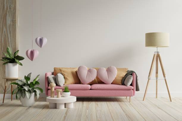 バレンタインインテリアルームには、ピンクのソファとバレンタインデーの家の装飾があります。