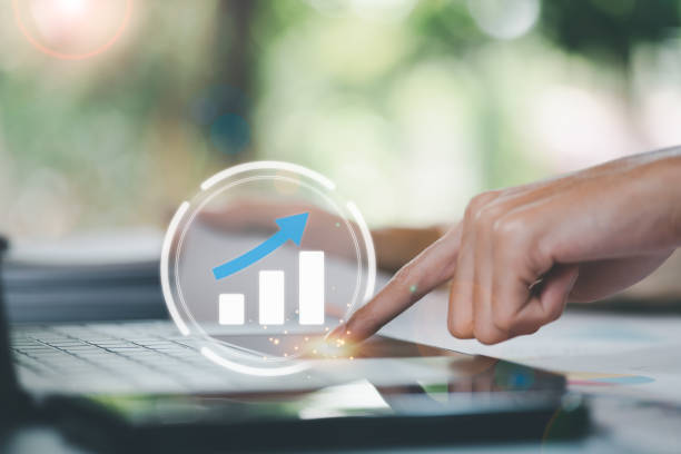 Businessman showing business growth and success graph ,concept of progress in development, financial efficiency and investment with business strategy for goals and opportunities in the industry future empresario que muestra el crecimiento empresarial y el gráfico de éxito, concepto de progreso en el desarrollo, la eficiencia financiera y la inversión con la estrategia comercial para objetivos y oportunidades en el futuro de la industria
