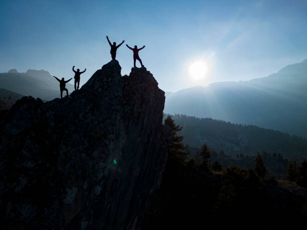 profesjonalny sport alpinistyczny, świadomi wspinacze, udane wspinaczki i koledzy z drużyny dobrze się bawiący we wspaniałych górach - mountain peak zdjęcia i obrazy z banku zdjęć