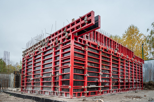 Vertical formwork panels on the construction of a residential building