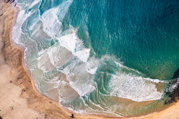 海岸の砂浜のマロウブラビーチに当たる波状の海の空撮 - sydney australia australia beach image ストックフォトと画像