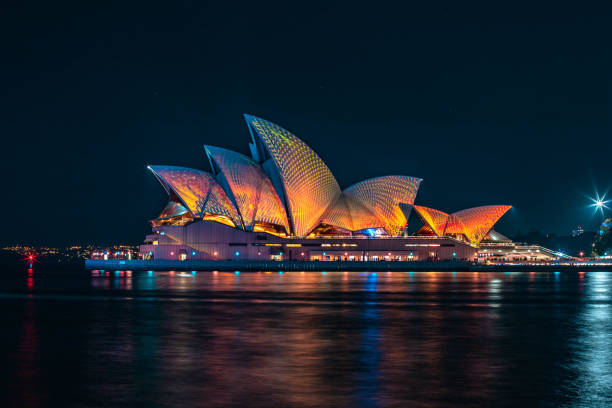 opera house harbor bridge vivid em sydney, austrália - sydney australia sydney opera house australia sydney harbor - fotografias e filmes do acervo